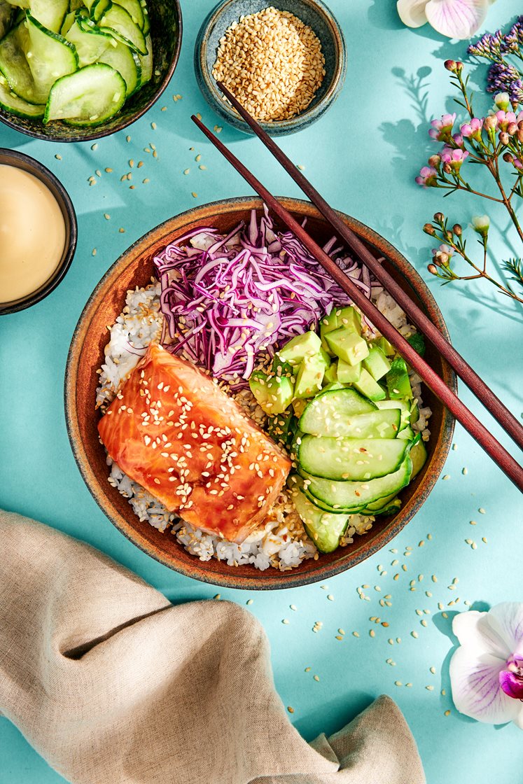 Donburi med ponzubakad lax, ingefärsgurka och avokado