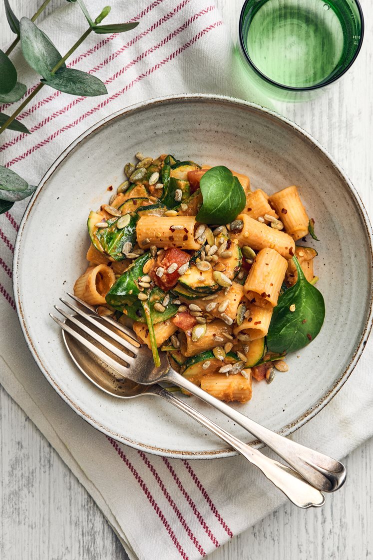 Pasta med soltorkad tomathummus och saltrostad frömix