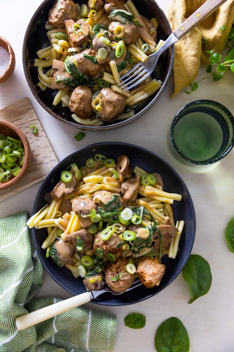 Pasta casarecce med grønnsakskjøttboller, steinsoppsaus og spinat