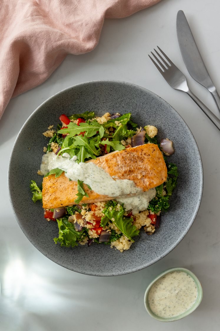 Stekt laksefilet med couscous, paprika og grønnkål, servert med tyrkisk yoghurt og ruccola