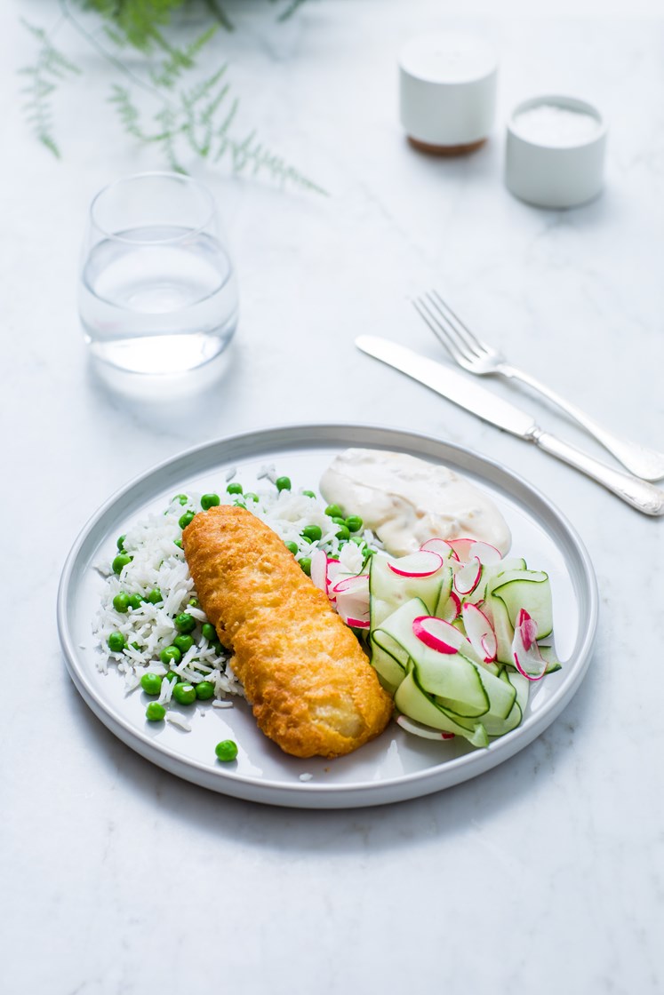 Tempuratorsk med ris, frisk agurk- og reddiksalat og mangodressing		