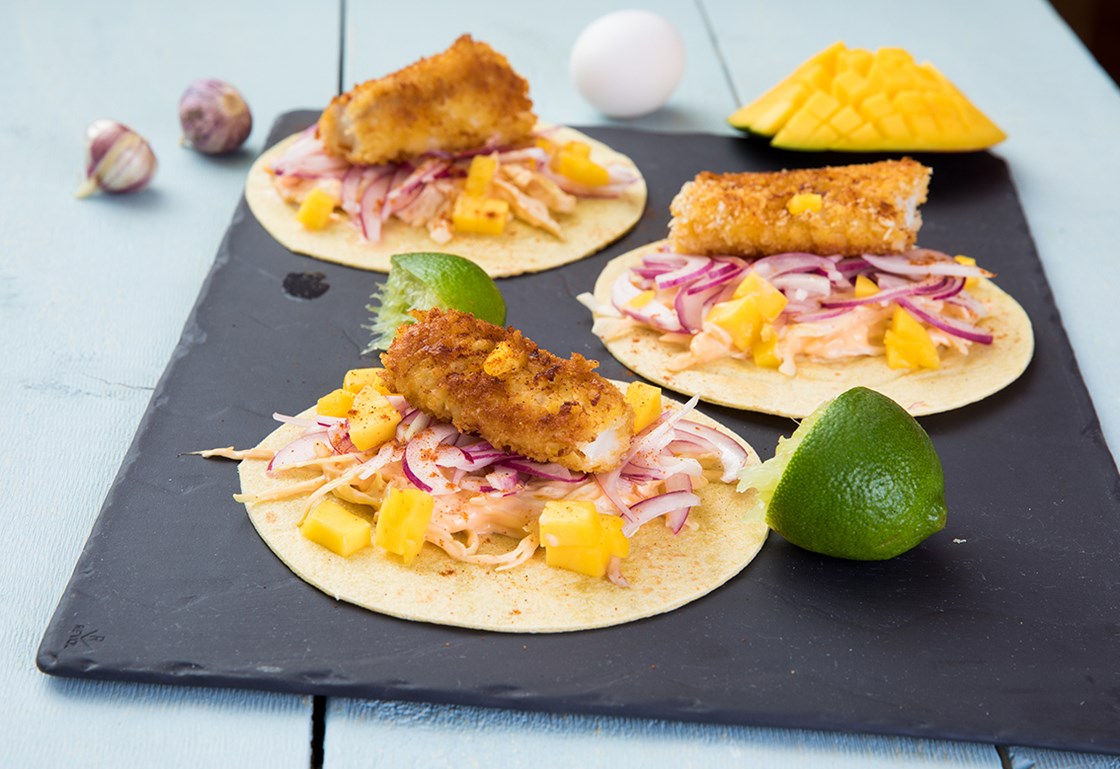 Sprøstekt lysing med maistortilla, mango og chilikremet kålsalat