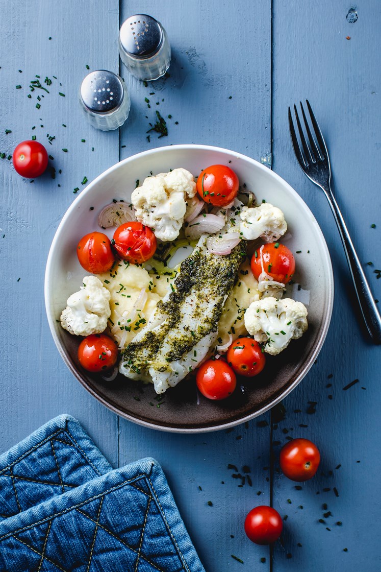 Pestobakt hyse med ovnsbakte cherrytomater, blomkål og rødløk og potetmos