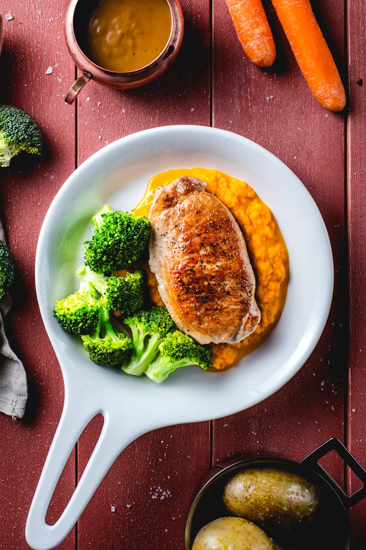 Stekte svinekoteletter i peppersaus med gulrotpuré, brokkoli og kokte poteter