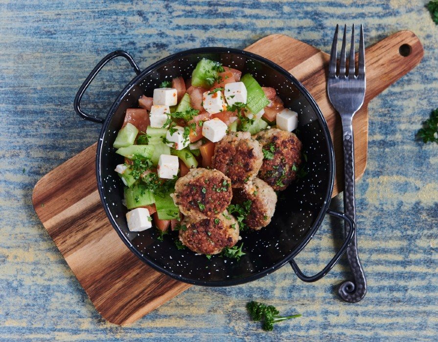 Flirtende frikadeller med naanbrød og frisk grønt