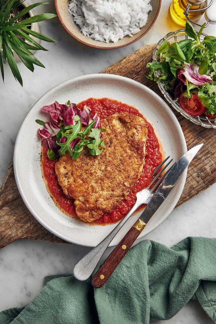 Piccata milanese - Parmesanpanerad fläskkotlett med tomatsås och basmatiris 