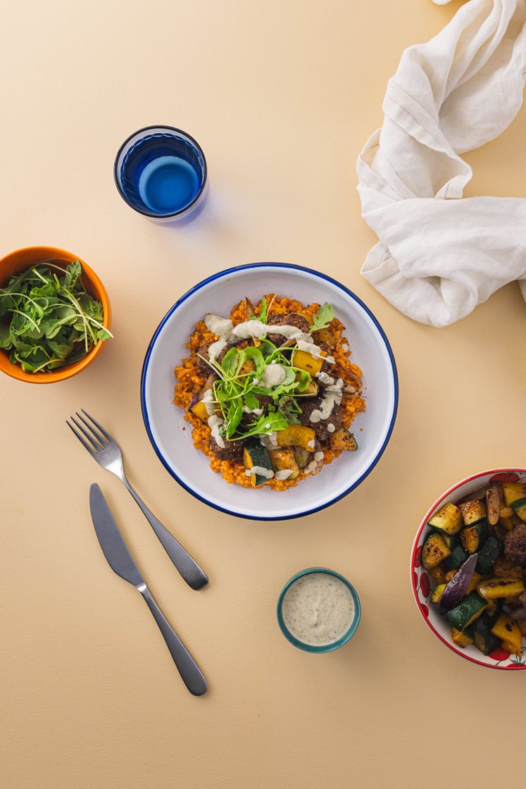 Kjøttboller med tomatbulgur, stekte grønnsaker og krydderyoghurt