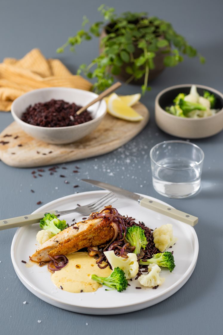 Sitrusstekt kyllingbryst med brokkoli- og blomkålbuketter og curry- og mangodressing