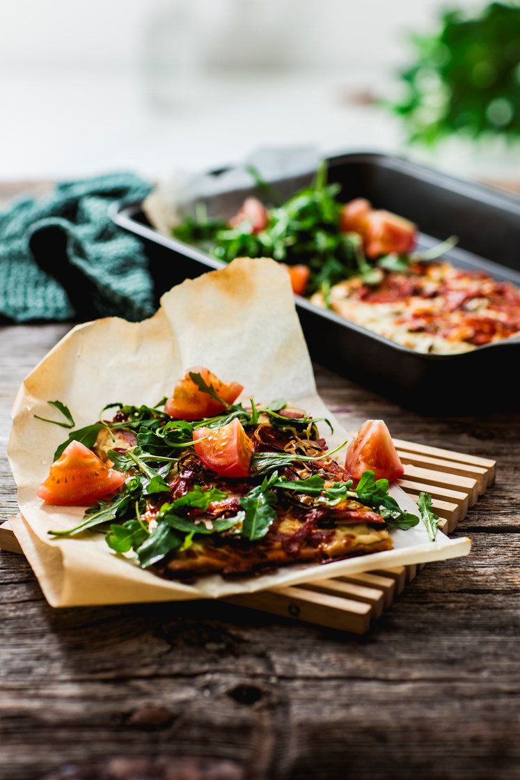 Pepperonipizza med hvit pizzasaus, aromasopp og ruccolasalat