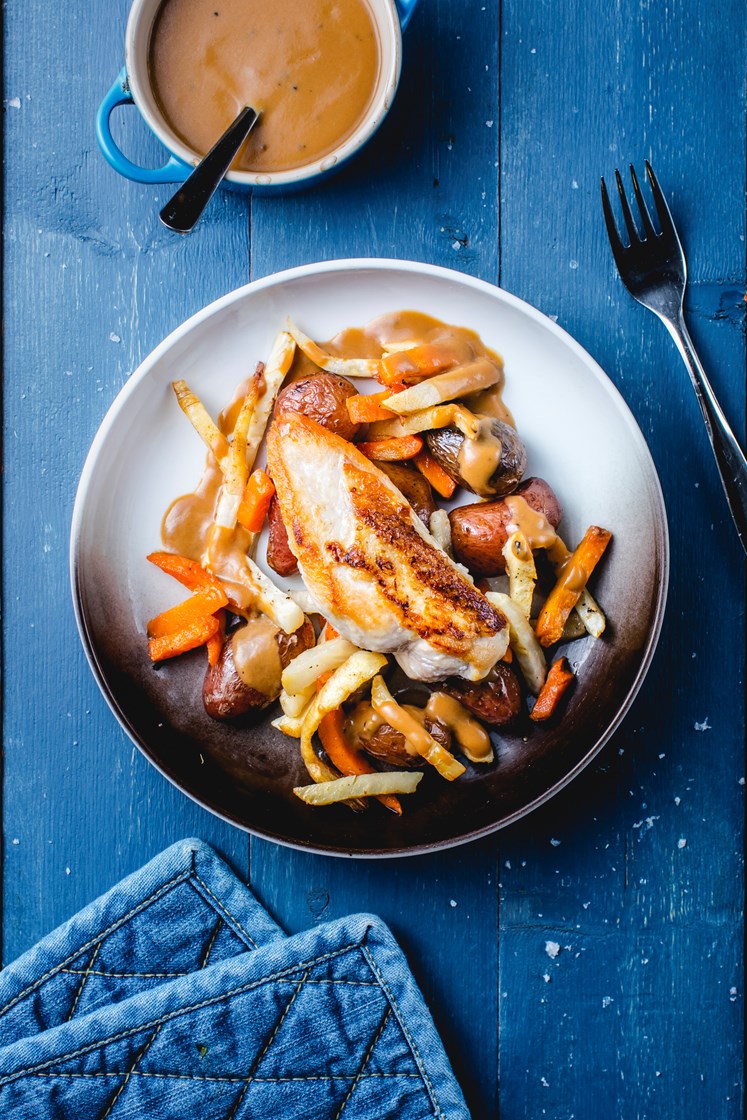 Ovnsbakt kyllingbryst og rotgrønnsaker med peppersaus