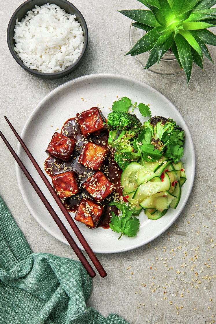 Crispy glazed tofu med asiatisk gurksallad