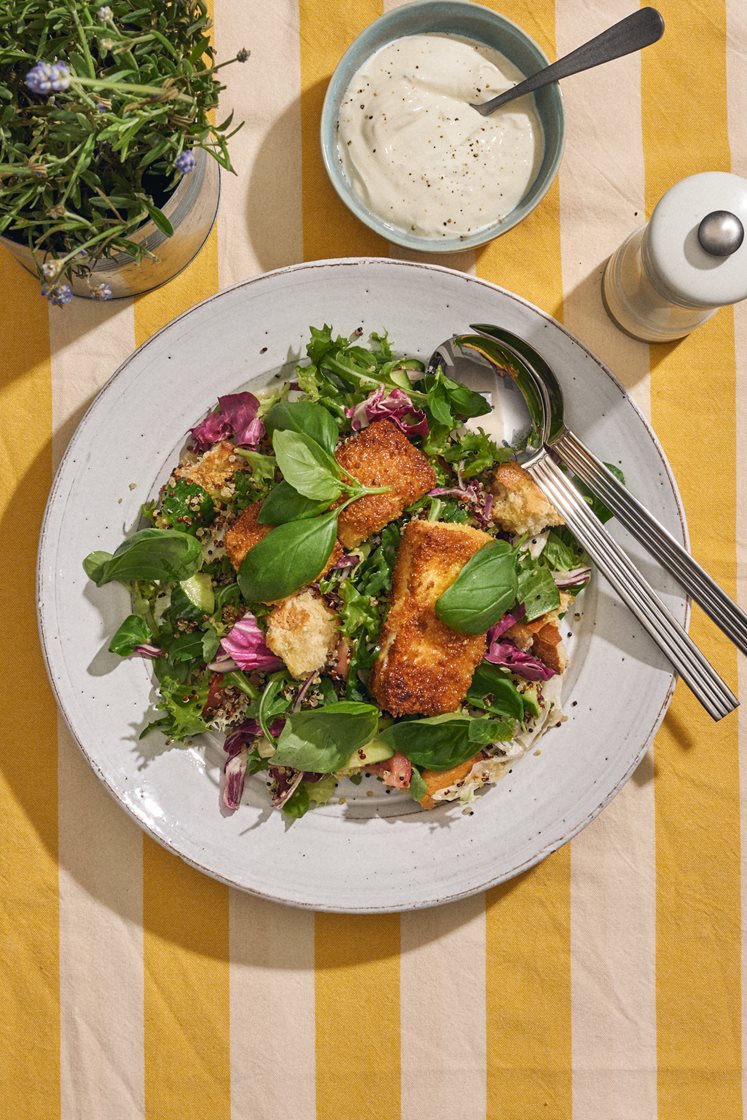 Sommarsallad med panerad fetaost, quinoa, krutonger och basilika