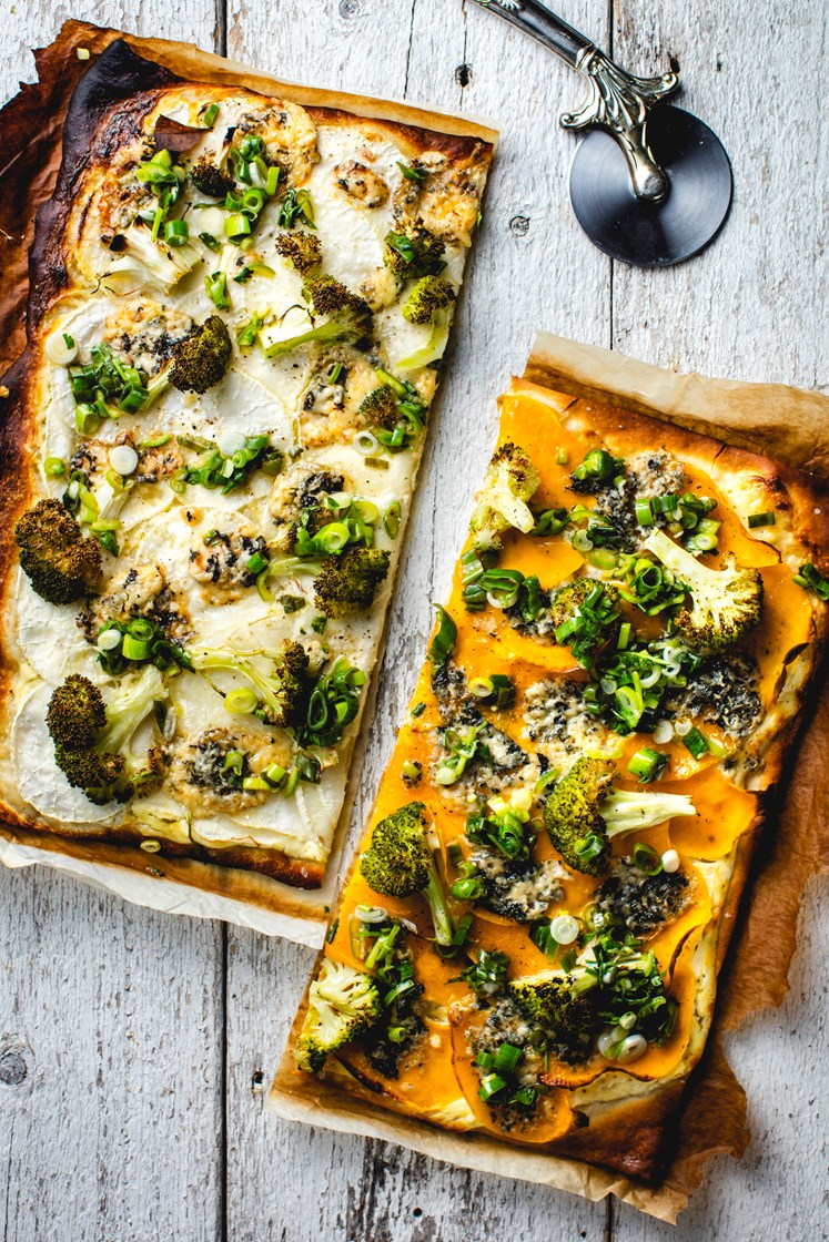 Adams veggispizza med crème fraîche, nepe, blåmuggost og vårløksalsa