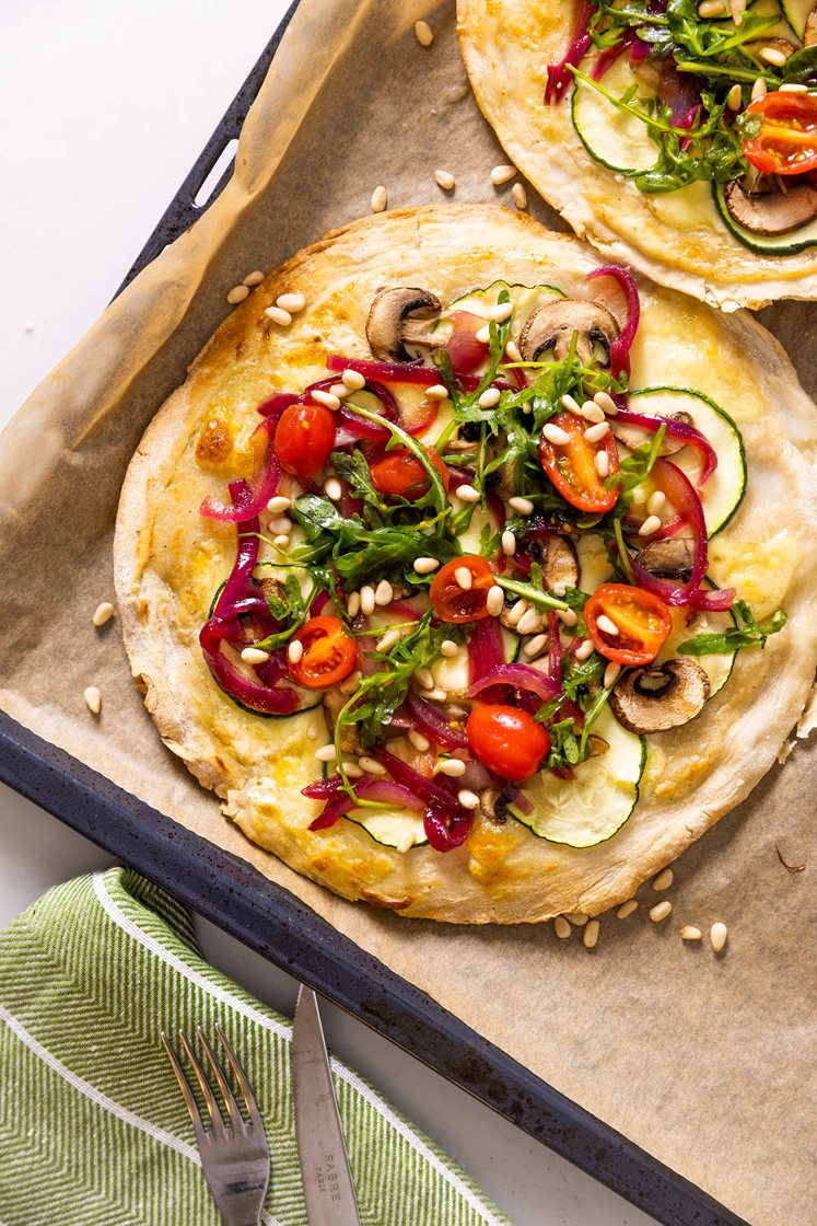 Hvit pizza med aromasopp og squash, toppet med balsamicosyltet rødløk og ruccolasalat