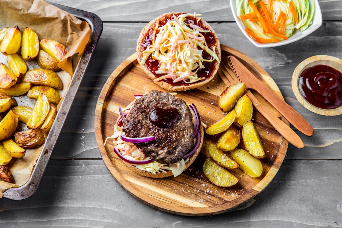 Hamburger med coleslaw, BBQ-saus og pannestekte poteter