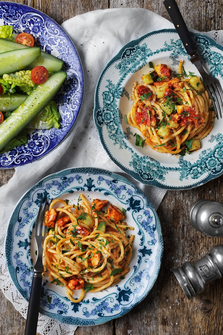 Bucatini med halloumi och tomatsås