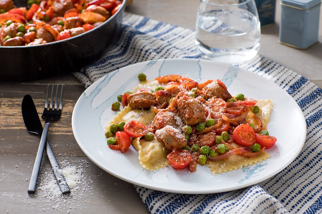 Pasta ravioli med ost, salsicciapølse i tomatsaus og grana padano
