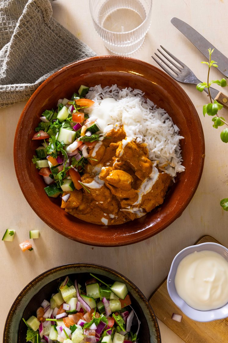 Butter chicken med ris og agurksalat