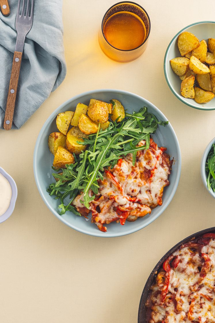Gratinert kyllingpanne med paprika og tomatsaus, stekte poteter og aioli 