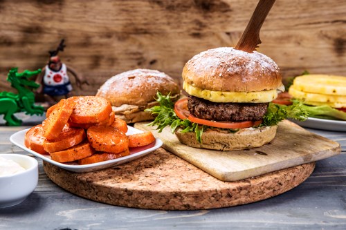 Hawaii-burger med grillet søtpotet