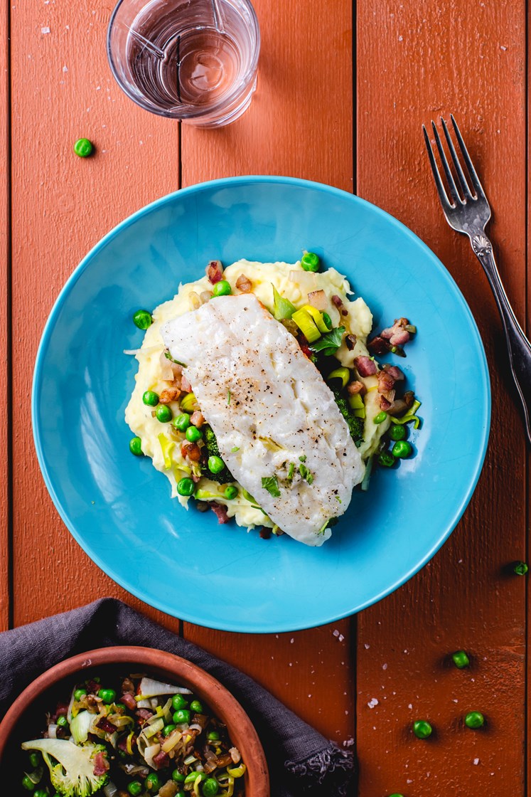 Pannestekt lyr med baconstekte grønnsaker og potetmos