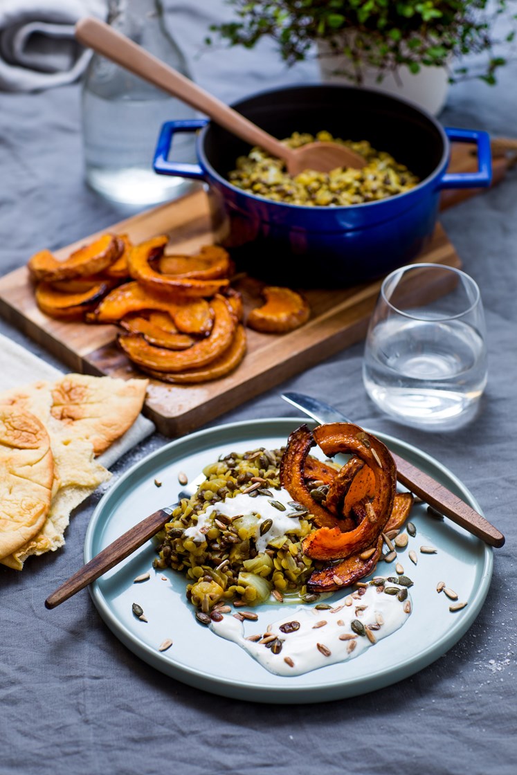 Gul linsedhal med ovnsbakt flaskegresskar, mangochutney, eple, raita og nanbrød