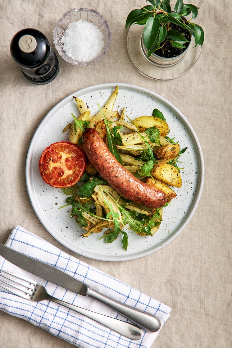 Salsiccia med rostad potatissallad och bakad tomat