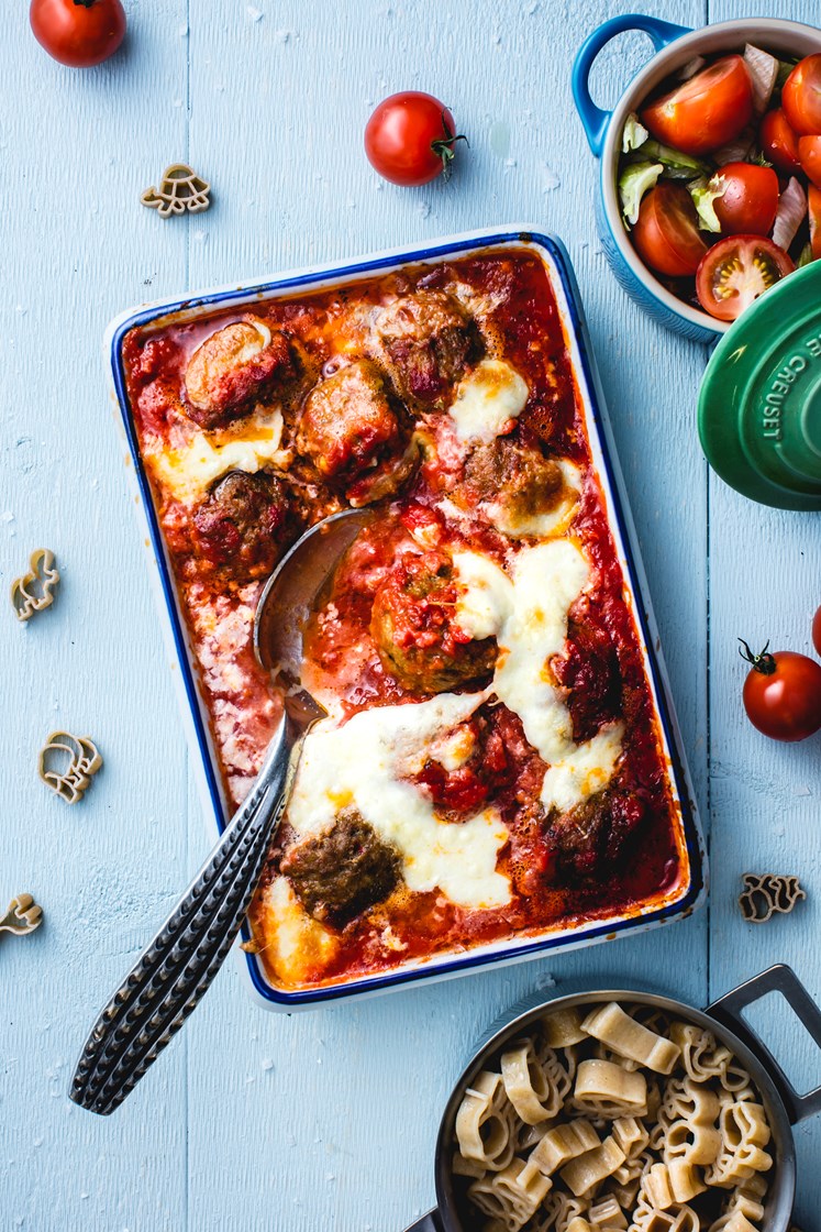 Gratinerte kjøttboller med mozzarella, cherrytomatsalat og pasta