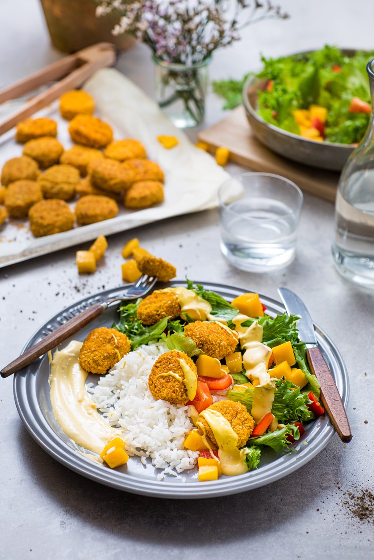 Popcornpanerte kyllingnuggets med mangosalat og currydressing