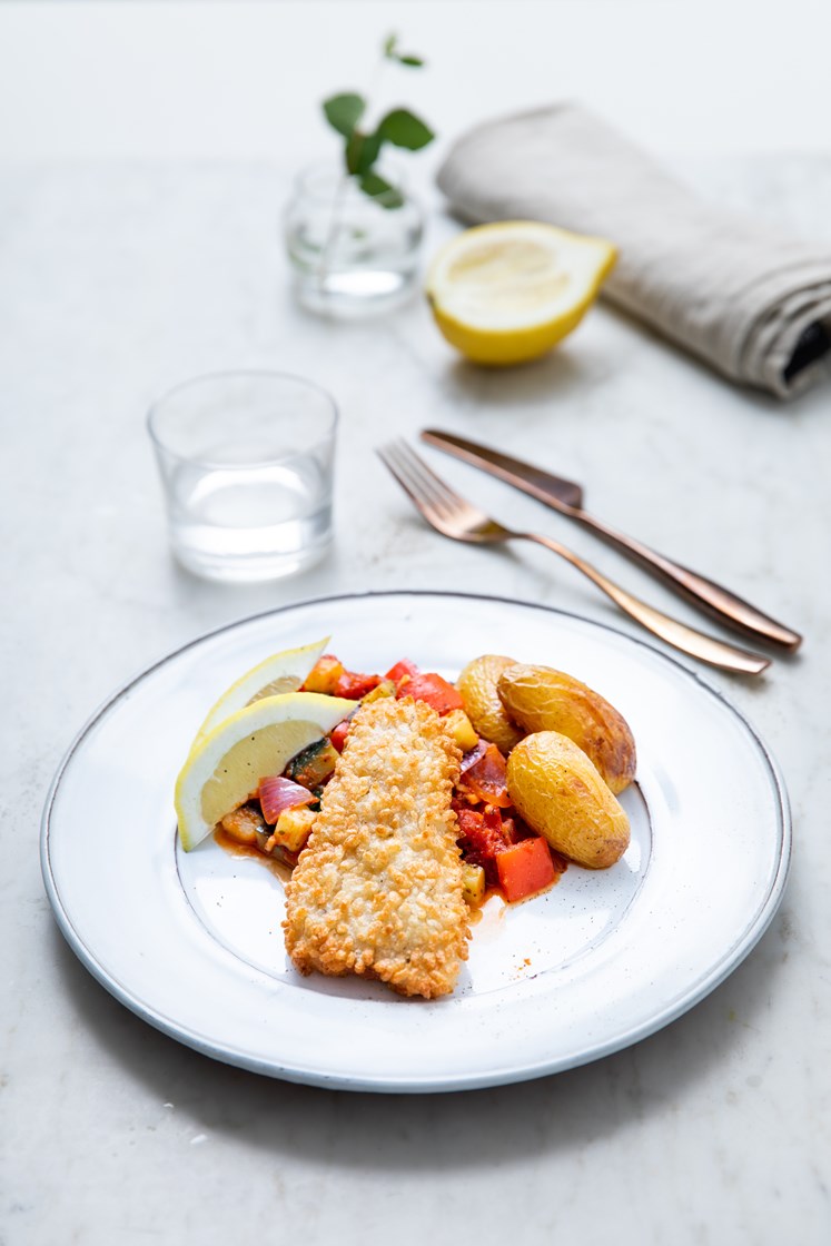 Panert torsk med ovnsbakte poteter, ratatouille og sitronbåter