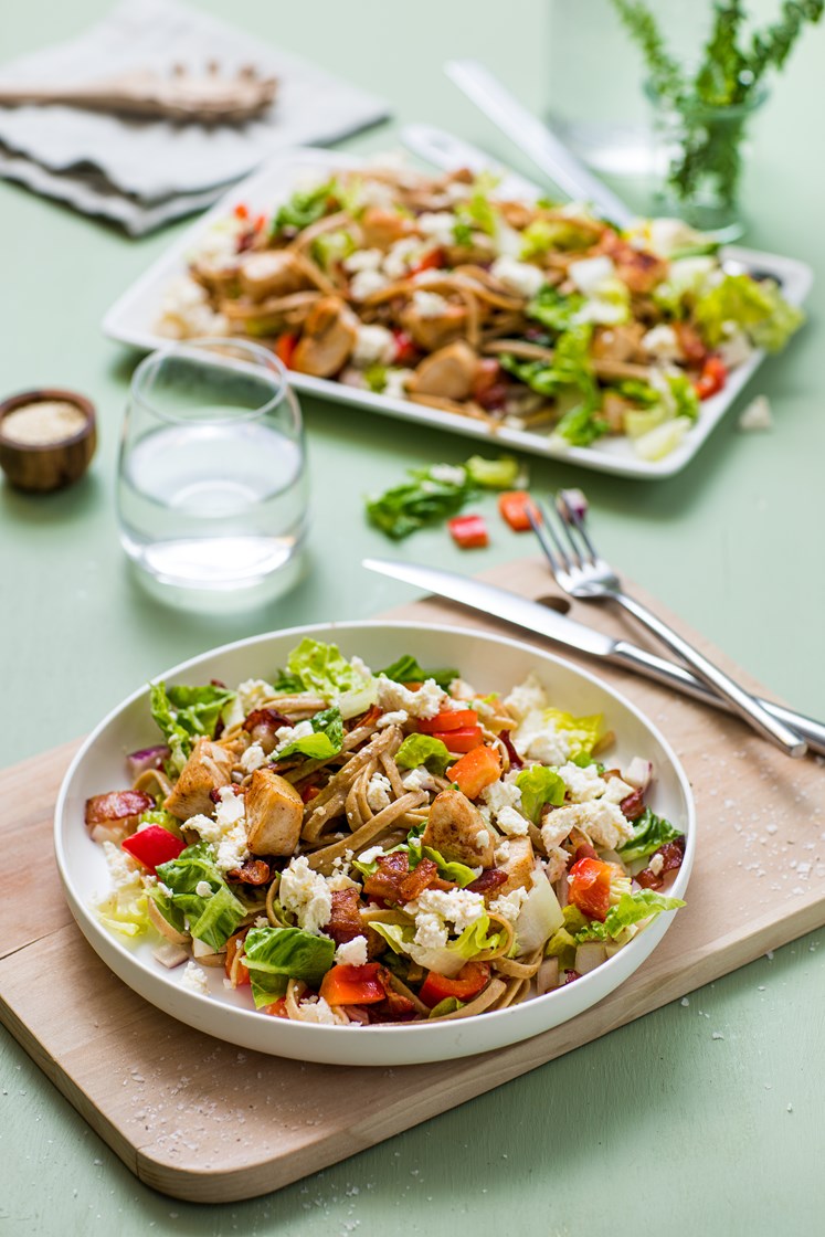 Kyllingsalat med pasta, bacon, paprika, fetaost og steinsoppesto 