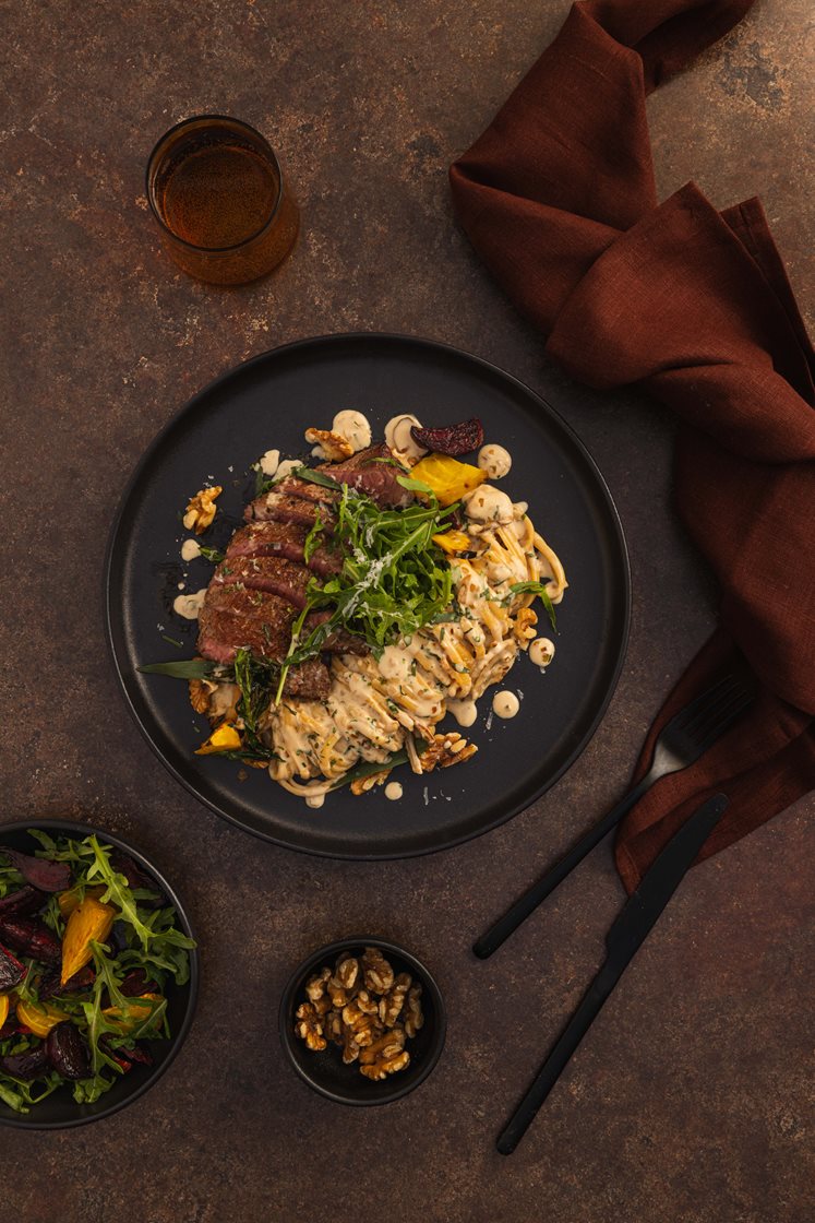 Rosastekt minuttbiff og estragonkremet pasta med aromasopp, bakte beter og valnøtter