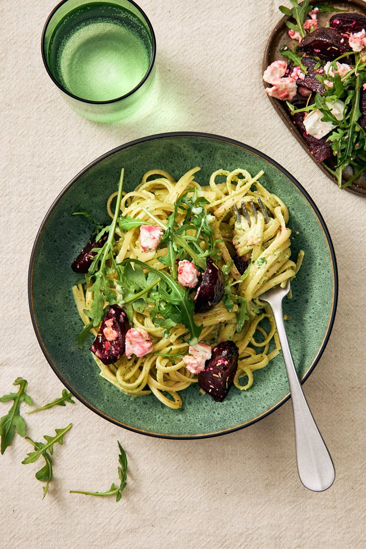 Linguine med rostade rödbetor och hasselnöt- och getostpesto