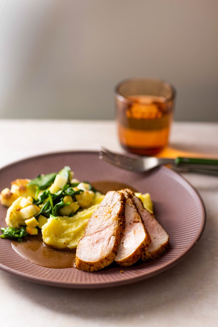 Sitruskrydret svinefilet med smørstekt blomkål og eple, potetmos og brun saus