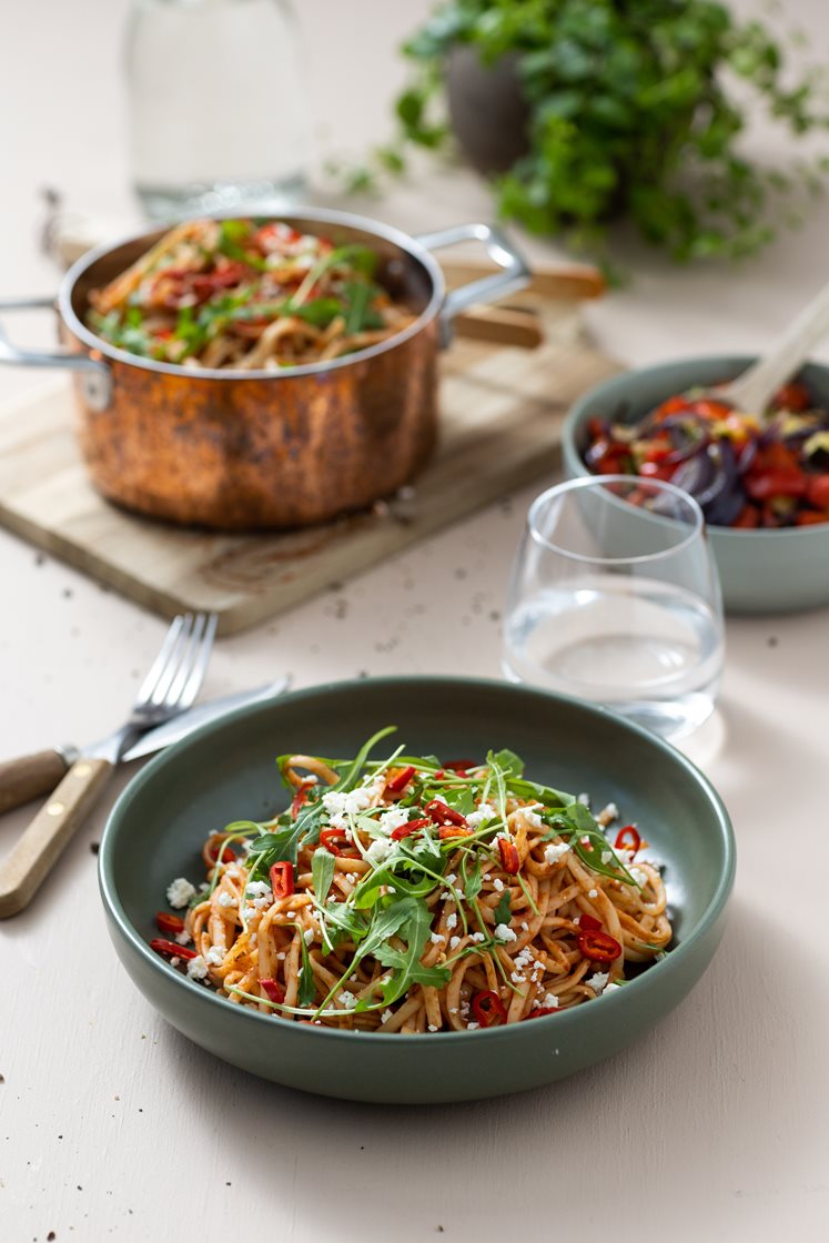 Pasta arrabiata med hvitløksbakte grønnsaker, skjørost og ruccola