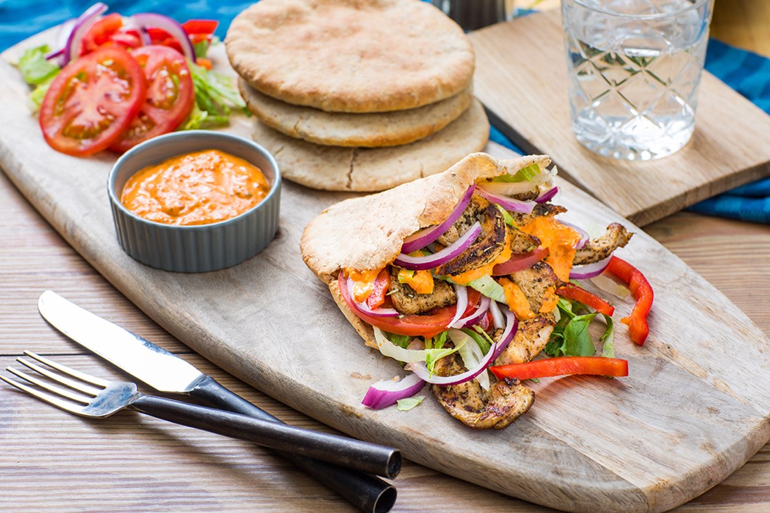 Kylling i pita med hjertesalat, agurk og ajvarsaus