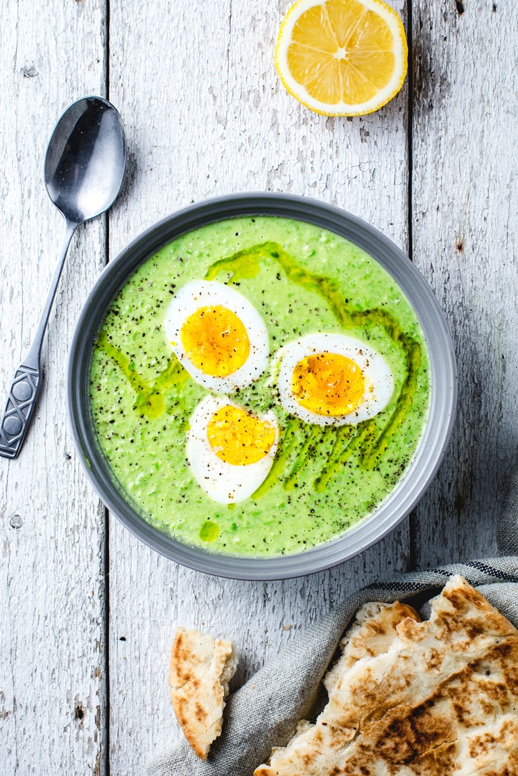 Grønn ertesuppe med egg