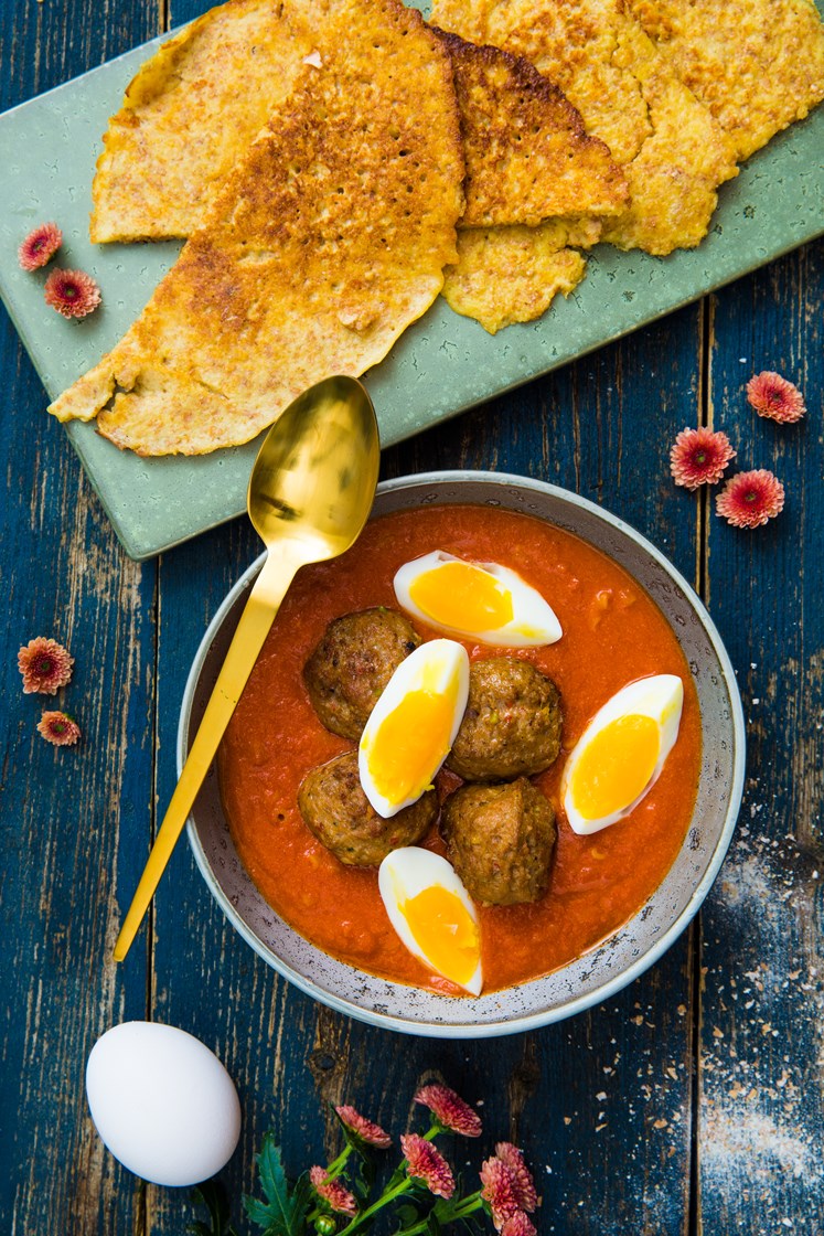 Hjemmelaget tomatsuppe og pannekaker med kjøttboller, makaroni og eggebåter