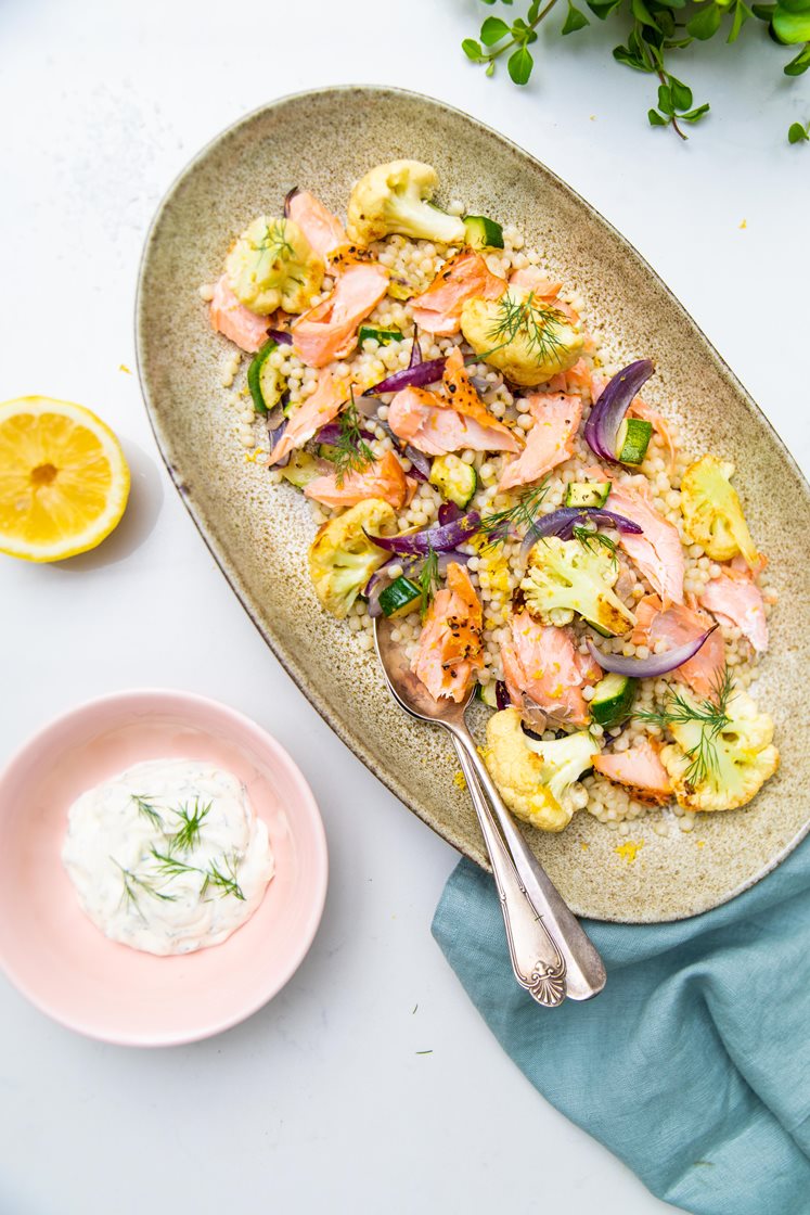 Varmrøget laks med citronstegt blomkål og hvedekerne salat