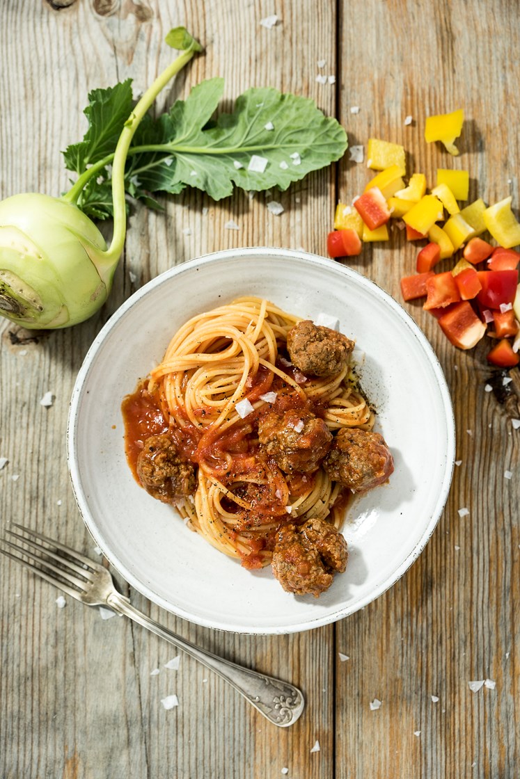Köttbullar i tomatsås med spaghetti