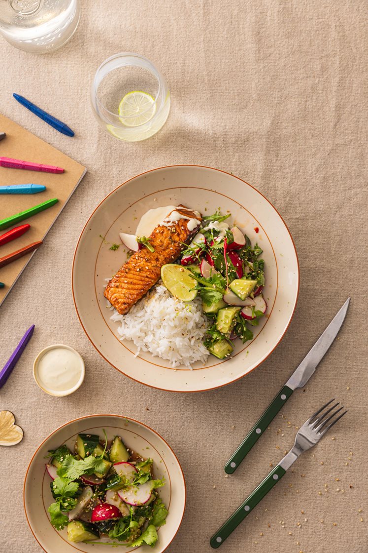 Lynstekt laks med honning- og soyaglaze, asiatisk agurksalat, limemajones og jasminris