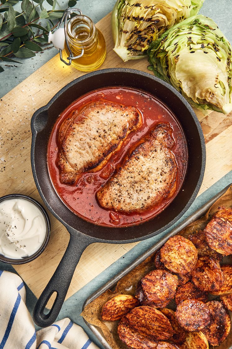 Fläskkotlett i spansk tomatsås med aioli, parmesanrostad potatis och grillad sallad