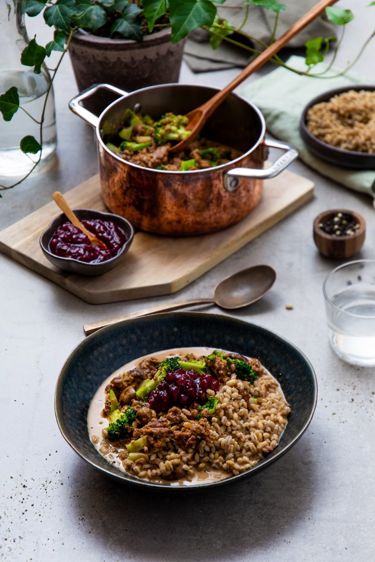 Vegetarisk viltgryte med sopp, byggkorn og rørte tyttebær