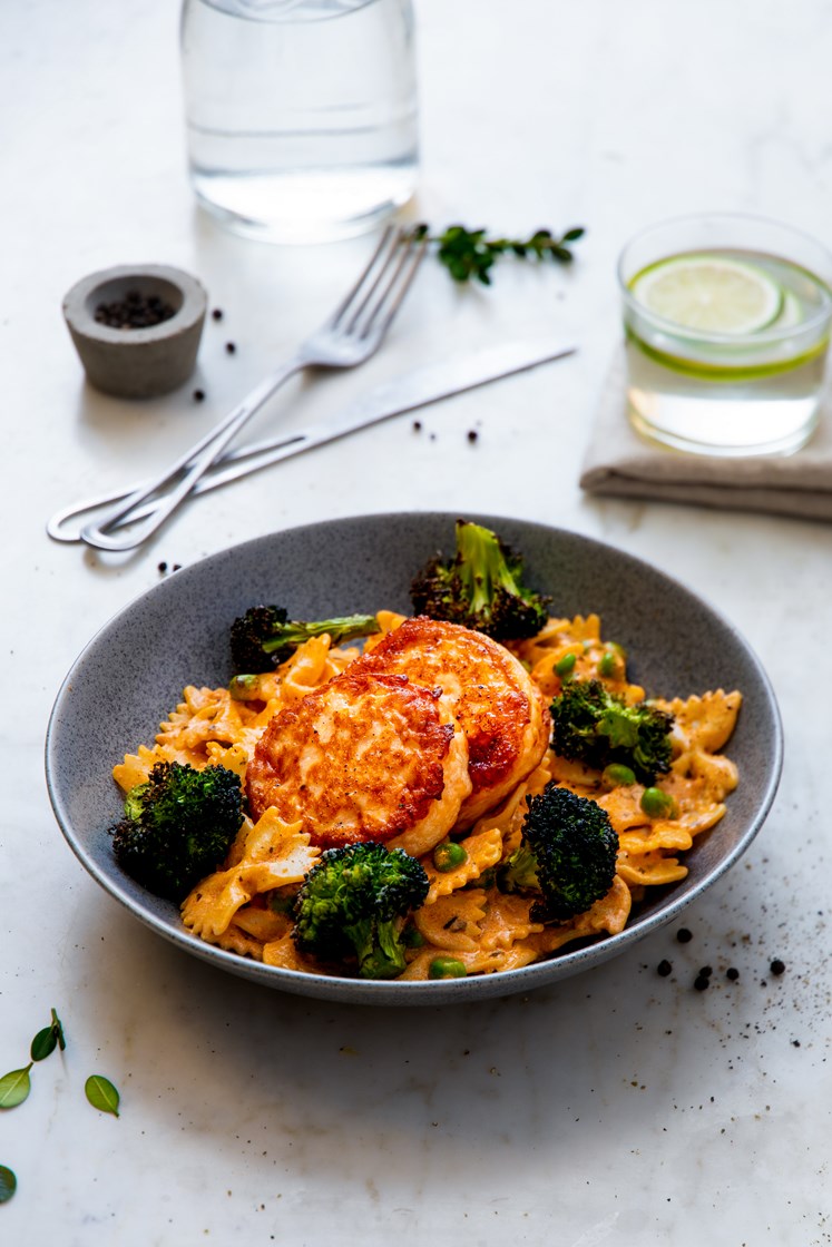 Pasta med laksefrikadeller, brokkoli og kremet rød pesto