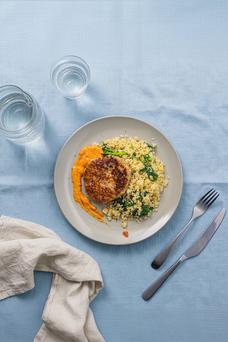 Kyllingekrebinetter med grøntsager, spinatbulgur og ajvar-yoghurt