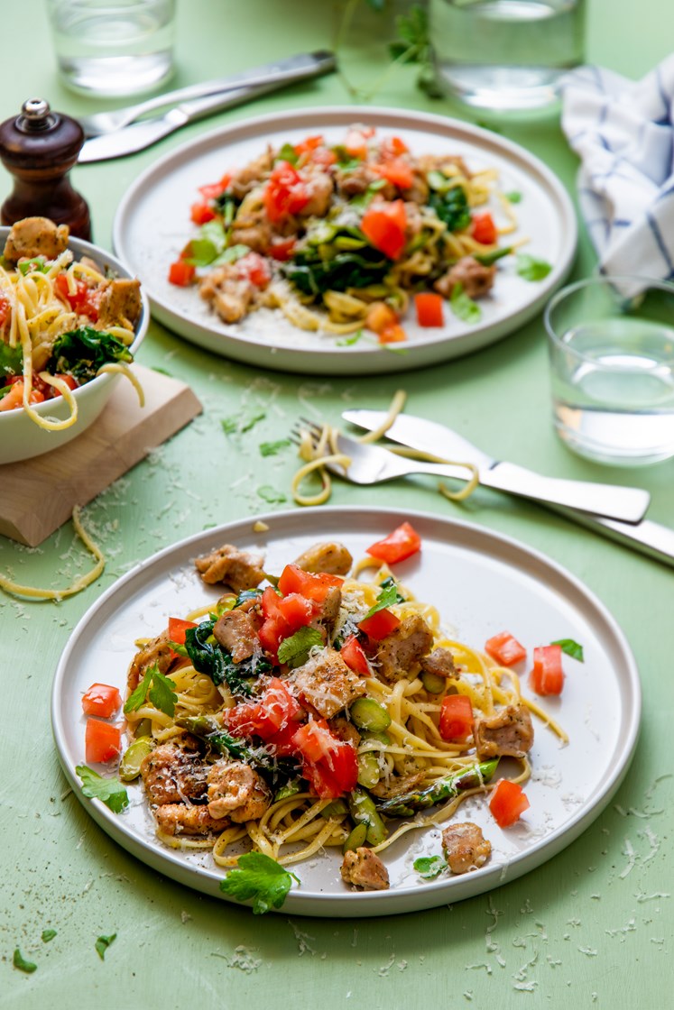 Sommerlig pasta med krydderstekt kylling, asparges, Grana Padano, spinat og sitron
