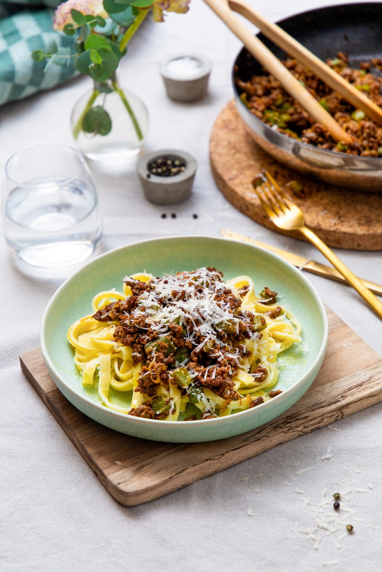 Fersk tagliatelle med kjøttdeig av storfe og linser med tomatpesto