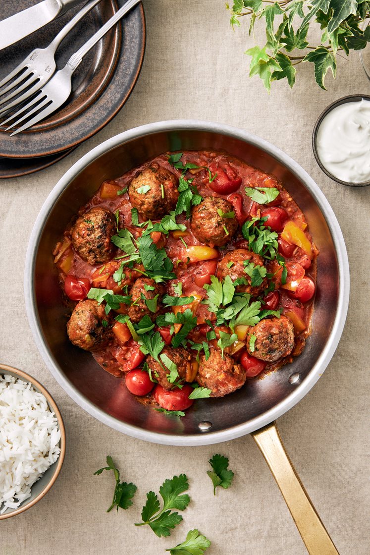 Ungerska köttbullar i paprika- och tomatsås med kummin och persilja