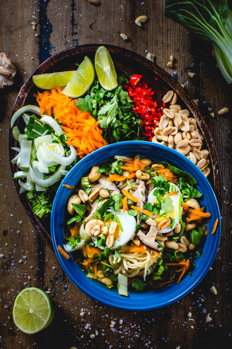 Japansk nudelsuppe med pak choi, aromasopp, nøtter og koriander