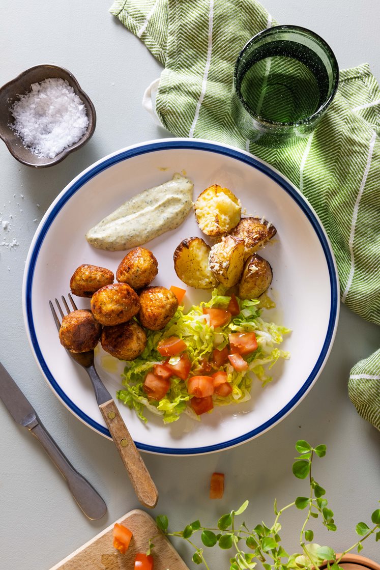 Krydrede kyllingkjøttboller med ostegratinerte poteter, tomatsalsa og aioli